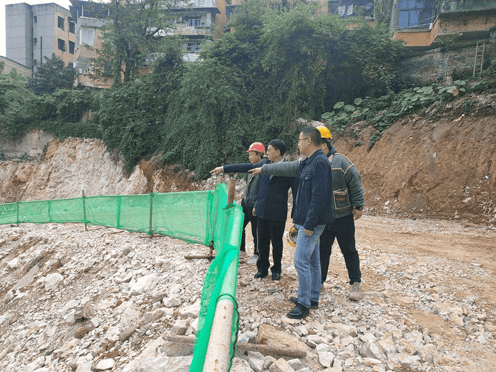 銅仁城交集團九龍地礦投資開發公司領導赴銅仁市第二人民醫院項目檢查及用工進行調研